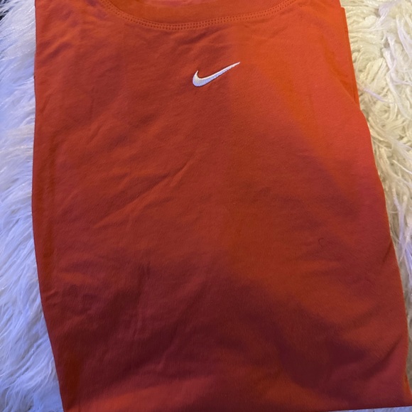 👕 Classic Comfort Meets Timeless Style: Nike Tees for Everyone! 👕 - Picture 3 of 3